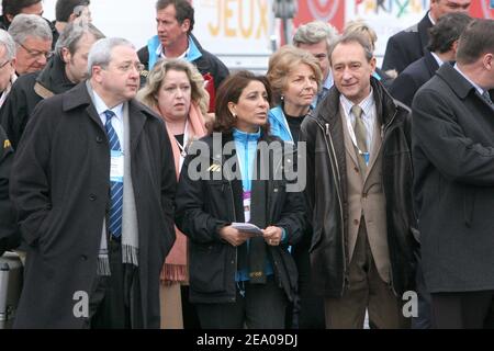 Die IOC-Delegation unter der Leitung von Nawal El-Moutawakel (c) besucht am 10. März 2005 in Paris, Frankreich, das Olympische Dorf, begleitet von Jean-Paul Huchon (l), dem Pariser Bürgermeister Bertrand Delanoe (r) und Mitgliedern des Olympischen Komitees 2012. Foto von Mousse/ABACA. Stockfoto