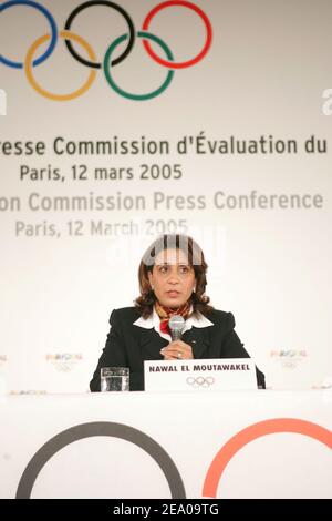 "Die Bewerbung von Paris für die Spiele 2012 wurde am Samstag vom Leiter der evaluierungskommission des Internationalen Olympischen Komitees (IOC) als "ausgezeichnet" gefeiert. Am Ende eines viertägigen Besuchs gratulierte die vorsitzende der kommission, Nawal El Moutawakel, Paris zur Qualität seines Dossiers am 12. März 2005 in Paris. Foto von Mousse/ABACA.' Stockfoto