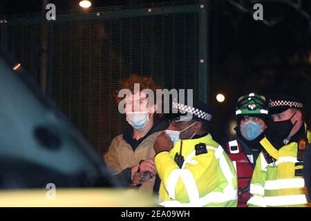 London, Großbritannien. 6th. Februar 2021. Lazer, einer der jungen Tunnelbauer verlässt den Tunnel freiwillig am zehnten Tag des Euston Square HS2 Protestcamp Räumungen, London, Samstag 6th Februar 2020 Credit: Denise Laura Baker/Alamy Live News Stockfoto