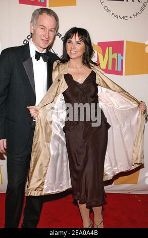 John McEnroe und seine Frau Patty Smyth kommen bei der Rock and Roll Hall of Fame Zeremonie 2005 an, die am 14. März 2005 im Waldorf Astoria in New York, NY, stattfand. Foto von Nicolas Khayat/ABACA. Stockfoto