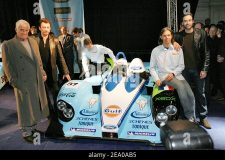 (L-R) Jean-Paul Belmondo, Johnny Hallyday und Fahrer und Teamchef Paul Belmondo bei einer Party in L'Etoile in Paris, Frankreich, am 15. März 2005, um die Fahrzeuge des Teams 'Paul Belmondo Racing' zu präsentieren, das am diesjährigen 24-Stunden-Rennen von Le Mans teilnehmen wird. Foto von Benoit Pinguet/ABACA. Stockfoto