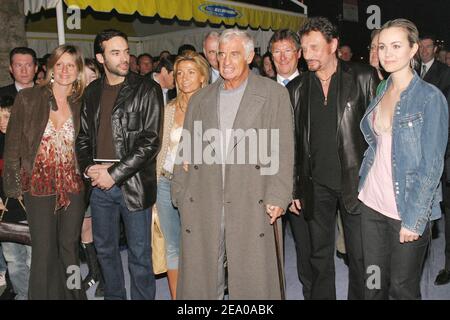 (L-R) Luana Belmondo, Anthony Delon, Natty und Jean-Paul Belmondo, Johnny Hallyday und seine Frau Laeticia während einer Party in L'Etoile in Paris, Frankreich, am 15. März 2005, Um die Fahrzeuge des Teams 'Paul Belmondo Racing' zu präsentieren, das am diesjährigen 24-Stunden-Rennen von Le Mans teilnehmen wird. Foto von Benoit Pinguet/ABACA. Stockfoto