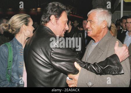 Sänger Johnny Hallyday (L) und Jean-Paul Belmondo (L) umarmen sich, als sie am 15. März 2005 bei einer Party in L'Etoile in Paris, Frankreich, ankommen, um die Autos des Teams 'Paul Belmondo Racing' zu präsentieren, das am diesjährigen 24-Stunden-Rennen von Le Mans teilnehmen wird. Foto von Benoit Pinguet/ABACA. Stockfoto