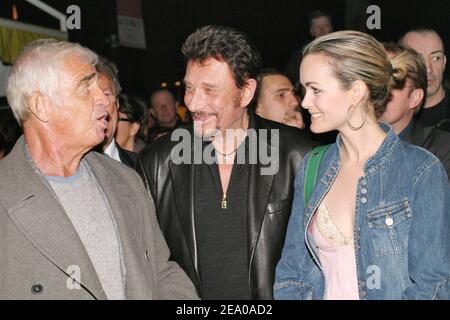 Schauspieler Jean-Paul Belmondo, Sänger Johnny Hallyday und seine Frau Laeticia während der Party für den Start von '24 heures du mans' Rennteam 'Paul Belmondo Racing' im Club 'L'Etoile' in Paris-Frankreich am 15. März 2005. Foto von Benoit Pinguet/ABACA. Stockfoto