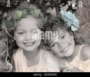 Gescannte monochromen körnigen Farbdruck von zwei kleinen Mädchen Im Stil der Pionierfotografin Julia Margaret Cameron Stockfoto