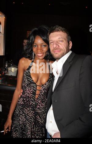 Der französische Schauspieler Samuel Le Bihan und seine Freundin Daniela während der Afterparty der "Brooklyn Boy"-Premiere in L'Etoile in Paris, Frankreich, am 16. März 2005. Foto von Benoit Pinchet/ABACA Stockfoto