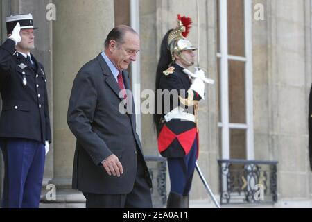 Der französische Präsident Jacques Chirac begrüßt den österreichischen Bundeskanzler Wolfgang Schüssel vor seinem Treffen am 17. März 2005 im Elysée-Palast in Paris. Foto von Mousse/ABACA. Stockfoto