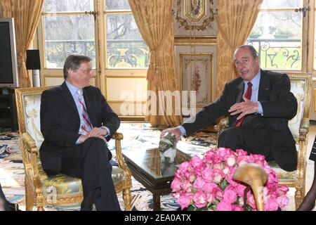 Der französische Präsident Jacques Chirac trifft sich am 17. März 2005 mit dem österreichischen Bundeskanzler Wolfgang Schuessel im Elysée-Palast in Paris. Foto von Mousse/ABACA Stockfoto