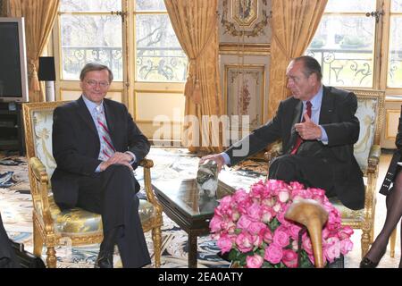 Der französische Präsident Jacques Chirac trifft sich am 17. März 2005 mit dem österreichischen Bundeskanzler Wolfgang Schuessel im Elysée-Palast in Paris. Foto von Mousse/ABACA Stockfoto