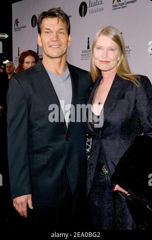 Patrick Swayze und Frau Lisa nehmen am Rodeo Drive Walk of Style Award Teil, der renommierte Fotografen Herb Ritts und Mario Testino ehrt. Los Angeles, 20. März 2005. Foto von Lionel Hahn/ABACA. Stockfoto