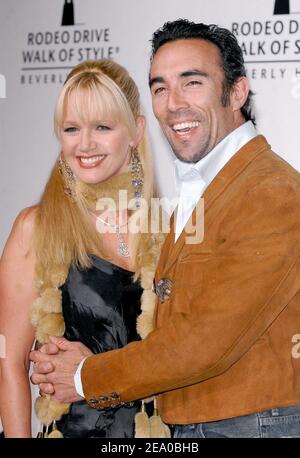 Francesco Quinn und seine Frau June McCann nehmen am Rodeo Drive Walk of Style Award Teil, der renommierte Fotografen Herb Ritts und Mario Testino ehrt. Los Angeles, 20. März 2005. Foto von Lionel Hahn/ABACA. Stockfoto