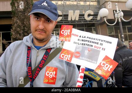 Ein AOL Frankreichs syndikalistischer Protest gegen Bolkesteins Gesetz vor dem europäischen Büro in Marseille am 19. März 2005. Foto von Gerald Holubowicz/ABACA. Stockfoto