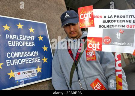 Ein AOL Frankreichs syndikalistischer Protest gegen Bolkesteins Gesetz vor dem europäischen Büro in Marseille am 19. März 2005. Foto von Gerald Holubowicz/ABACA. Stockfoto