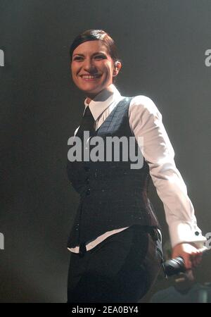 Die italienische Sängerin Laura Pausini tritt am 22. März 2005 im Rahmen ihrer World Tour 2005 live auf der Bühne des Zenith in Paris auf. Foto von Giancarlo Gorassini/ABACA. Stockfoto