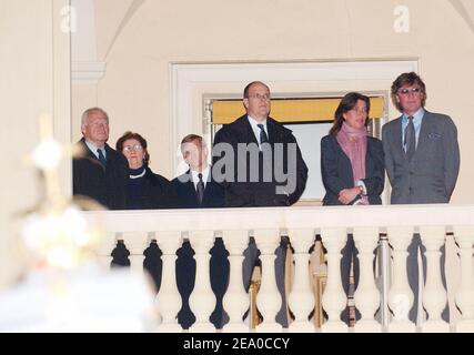 Da Prinz Rainier von Monaco auf der Intensivstation um sein Leben kämpfte, traten Prinz Albert von Monaco, Prinzessin Caroline und ihr Ehemann Prinz Ernst-August von Hannover am 25. März 2005 kurz auf dem Balkon des Palastes in Monaco auf, als eine Gruppe an einer Karfreitagsprozession teilnahm. Foto von Klein-Nebinger/ABACA. Stockfoto