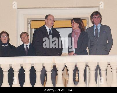 Da Prinz Rainier von Monaco auf der Intensivstation um sein Leben kämpfte, traten Prinz Albert von Monaco, Prinzessin Caroline und ihr Ehemann Prinz Ernst-August von Hannover am 25. März 2005 kurz auf dem Balkon des Palastes in Monaco auf, als eine Gruppe an einer Karfreitagsprozession teilnahm. Foto von Klein-Nebinger/ABACA. Stockfoto