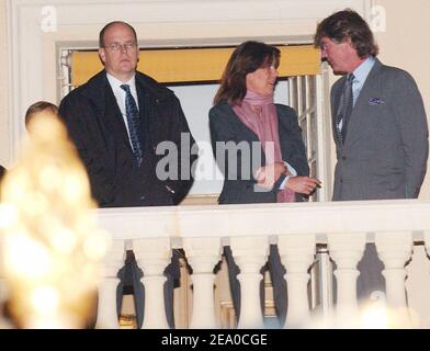 Da Prinz Rainier von Monaco auf der Intensivstation um sein Leben kämpfte, traten Prinz Albert von Monaco, Prinzessin Caroline und ihr Ehemann Prinz Ernst-August von Hannover am 25. März 2005 kurz auf dem Balkon des Palastes in Monaco auf, als eine Gruppe an einer Karfreitagsprozession teilnahm. Foto von Klein-Nebinger/ABACA. Stockfoto