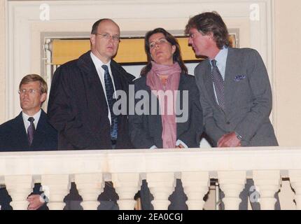 Da Prinz Rainier von Monaco auf der Intensivstation um sein Leben kämpfte, traten Prinz Albert von Monaco, Prinzessin Caroline und ihr Ehemann Prinz Ernst-August von Hannover am 25. März 2005 kurz auf dem Balkon des Palastes in Monaco auf, als eine Gruppe an einer Karfreitagsprozession teilnahm. Foto von Klein-Nebinger/ABACA. Stockfoto