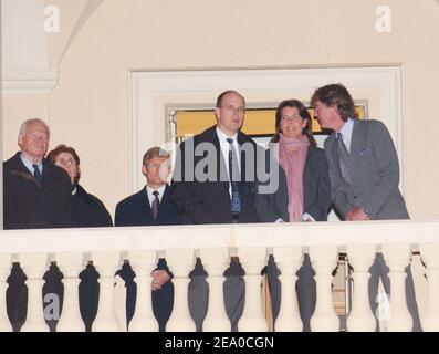 Da Prinz Rainier von Monaco auf der Intensivstation um sein Leben kämpfte, traten Prinz Albert von Monaco, Prinzessin Caroline und ihr Ehemann Prinz Ernst-August von Hannover am 25. März 2005 kurz auf dem Balkon des Palastes in Monaco auf, als eine Gruppe an einer Karfreitagsprozession teilnahm. Foto von Klein-Nebinger/ABACA. Stockfoto