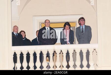 Da Prinz Rainier von Monaco auf der Intensivstation um sein Leben kämpfte, traten Prinz Albert von Monaco, Prinzessin Caroline und ihr Ehemann Prinz Ernst-August von Hannover am 25. März 2005 kurz auf dem Balkon des Palastes in Monaco auf, als eine Gruppe an einer Karfreitagsprozession teilnahm. Foto von Klein-Nebinger/ABACA. Stockfoto