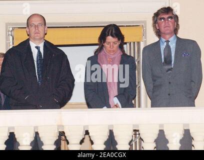 Da Prinz Rainier von Monaco auf der Intensivstation um sein Leben kämpfte, traten Prinz Albert von Monaco, Prinzessin Caroline und ihr Ehemann Prinz Ernst-August von Hannover am 25. März 2005 kurz auf dem Balkon des Palastes in Monaco auf, als eine Gruppe an einer Karfreitagsprozession teilnahm. Foto von Klein-Nebinger/ABACA. Stockfoto