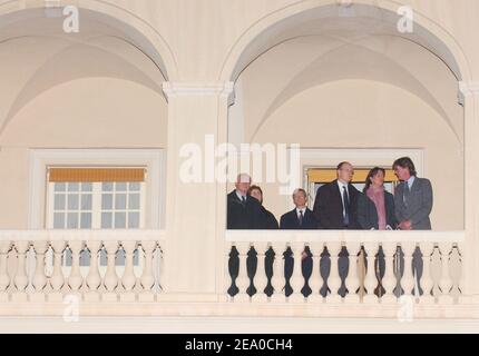 Da Prinz Rainier von Monaco auf der Intensivstation um sein Leben kämpfte, traten Prinz Albert von Monaco, Prinzessin Caroline und ihr Ehemann Prinz Ernst-August von Hannover am 25. März 2005 kurz auf dem Balkon des Palastes in Monaco auf, als eine Gruppe an einer Karfreitagsprozession teilnahm. Foto von Klein-Nebinger/ABACA. Stockfoto