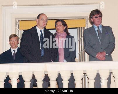 Da Prinz Rainier von Monaco auf der Intensivstation um sein Leben kämpfte, traten Prinz Albert von Monaco, Prinzessin Caroline und ihr Ehemann Prinz Ernst-August von Hannover am 25. März 2005 kurz auf dem Balkon des Palastes in Monaco auf, als eine Gruppe an einer Karfreitagsprozession teilnahm. Foto von Klein-Nebinger/ABACA. Stockfoto