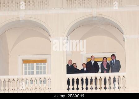 Da Prinz Rainier von Monaco auf der Intensivstation um sein Leben kämpfte, traten Prinz Albert von Monaco, Prinzessin Caroline und ihr Ehemann Prinz Ernst-August von Hannover am 25. März 2005 kurz auf dem Balkon des Palastes in Monaco auf, als eine Gruppe an einer Karfreitagsprozession teilnahm. Foto von Klein-Nebinger/ABACA. Stockfoto