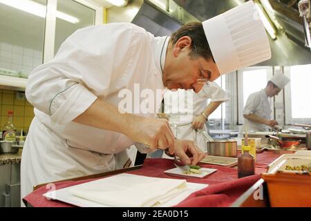 EXKLUSIV. Der französische drei-Sterne-Küchenchef Regis Marcon bereitet am 22. März 2005 in der Küche seines Restaurants 'Le Clos des Cimes' in Saint-Bonnet-le-Froid, Zentralfrankreich, einige Gerichte zu. Marcon erhielt gerade seinen dritten Stern, der 2005 vom Guide Michelin ausgezeichnet wurde. Foto von Alexis Orand/ABACA. Stockfoto