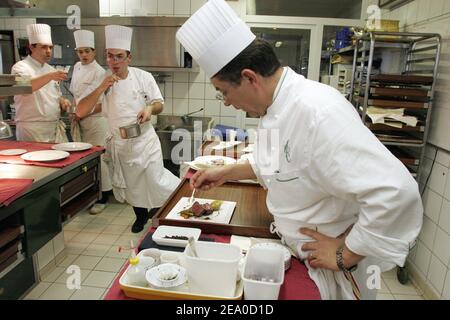 EXKLUSIV. Der französische drei-Sterne-Küchenchef Regis Marcon bereitet am 22. März 2005 in der Küche seines Restaurants 'Le Clos des Cimes' in Saint-Bonnet-le-Froid, Zentralfrankreich, einige Gerichte zu. Marcon erhielt gerade seinen dritten Stern, der 2005 vom Guide Michelin ausgezeichnet wurde. Foto von Alexis Orand/ABACA. Stockfoto