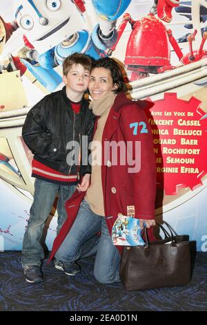 Die französische Schauspielerin Adeline Blondieau und ihr Sohn Aitor nehmen an der französischen Premiere des Animationsfilms 'Robots' Teil, der am 29. März 2005 im UGC Normandie Kino in Paris, Frankreich, stattfand. Foto von Laurent Zabulon/ABACA. Stockfoto