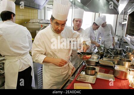 EXKLUSIV. Der französische drei-Sterne-Küchenchef Regis Marcon bereitet am 22. März 2005 in der Küche seines Restaurants 'Le Clos des Cimes' in Saint-Bonnet-le-Froid, Zentralfrankreich, einige Gerichte zu. Marcon erhielt gerade seinen dritten Stern, der 2005 vom Guide Michelin ausgezeichnet wurde. Foto von Alexis Orand/ABACA. Stockfoto