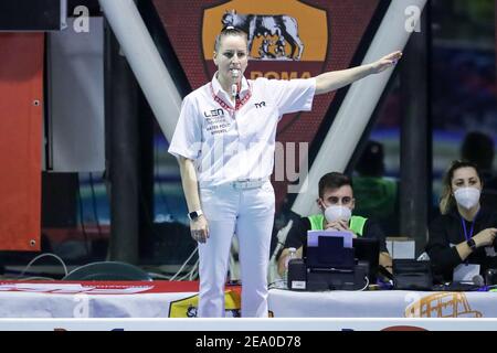 Roma, Italien. Februar 2021, 6th. Roma, Italien, Aquatisches Zentrum von Ostia, 06. Februar 2021, Schiedsrichter Spiel während SIS Roma gegen BVSC Budapest - Waterpolo EuroLeague Frauen Spiel Kredit: Luigi Mariani/LPS/ZUMA Wire/Alamy Live News Stockfoto