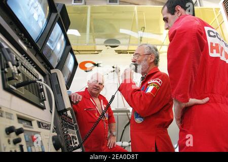 Das Comex CEH Hyperbar Center in Marseille, Südfrankreich, am 30. März 2005, wo der französische Ex-Pilot Michel Fournier vor seinem Versuch trainiert, mit Unterstützung des französischen Astronauten Jean-Francois Clairvoy und Andre Turcat einen Weltrekord zu stellen, indem er von 40.000 Metern in der Stratosphäre springt, Der erste Concorde Pilot. Foto von Gerald Holubowicz/ABACA. Stockfoto