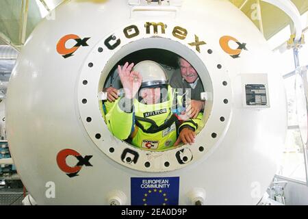 Der ehemalige französische Pilot Michel Fournier während einer Trainingseinheit am Comex CEH Hyperbar Zentrum in Marseille, Südfrankreich, am 30. März 2005. Fournier will mit dem Sprung von 40.000 Metern in der Stratosphäre einen Weltrekord auflegen, unterstützt von dem französischen Astronauten Jean-Francois Clairvoy und Andre Turcat, dem ersten Concorde-Piloten. Foto von Gerald Holubowicz/ABACA. Stockfoto