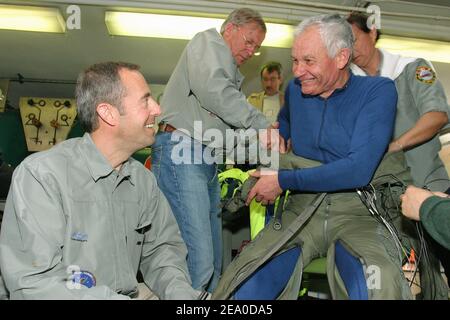 Der französische ehemalige Pilot Michel Fournier (R) und der französische Astronaut Jean-Francois Clervoy (L) während einer Trainingseinheit im Comex CEH Hyperbar-Zentrum in Marseille, Südfrankreich, am 30. März 2005. Fournier will mit dem Sprung von 40.000 Metern in der Stratosphäre einen Weltrekord auflegen, unterstützt von dem französischen Astronauten Jean-Francois Clairvoy und Andre Turcat, dem ersten Concorde-Piloten. Foto von Gerald Holubowicz/ABACA. Stockfoto