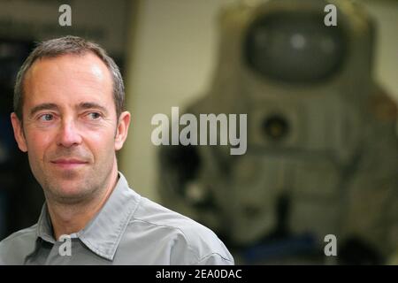 Der französische Astronaut Jean-Francois Clervoy am 30. März 2005 im Comex CEH Hyperbar-Zentrum in Marseille, Südfrankreich. Clairvoy unterstützt den Versuch des ehemaligen Piloten Michel Fournier, mit einem Sprung aus 40.000 Metern in der Stratosphäre einen Weltrekord zu stellen. Foto von Gerald Holubowicz/ABACA. Stockfoto