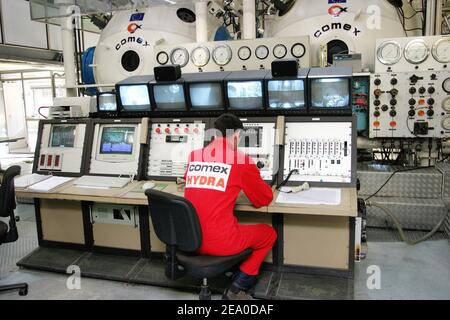 Das Comex CEH Hyperbar Center in Marseille, Südfrankreich, am 30. März 2005, wo der französische Ex-Pilot Michel Fournier vor seinem Versuch trainiert, mit Unterstützung des französischen Astronauten Jean-Francois Clairvoy und Andre Turcat einen Weltrekord zu stellen, indem er von 40.000 Metern in der Stratosphäre springt, Der erste Concorde Pilot. Foto von Gerald Holubowicz/ABACA. Stockfoto