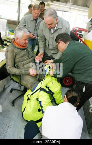 Der ehemalige französische Pilot Michel Fournier während einer Trainingseinheit am Comex CEH Hyperbar Zentrum in Marseille, Südfrankreich, am 30. März 2005. Fournier will mit dem Sprung von 40.000 Metern in der Stratosphäre einen Weltrekord auflegen, unterstützt von dem französischen Astronauten Jean-Francois Clairvoy und Andre Turcat, dem ersten Concorde-Piloten. Foto von Gerald Holubowicz/ABACA. Stockfoto