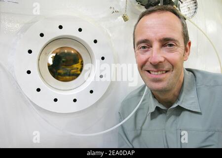 Der französische Astronaut Jean-Francois Clervoy am 30. März 2005 im Comex CEH Hyperbar-Zentrum in Marseille, Südfrankreich. Clairvoy unterstützt den Versuch des ehemaligen Piloten Michel Fournier, mit einem Sprung aus 40.000 Metern in der Stratosphäre einen Weltrekord zu stellen. Foto von Gerald Holubowicz/ABACA. Stockfoto