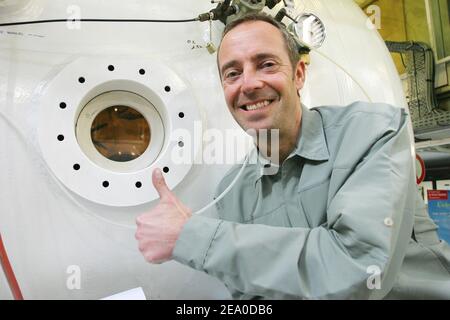 Der französische Astronaut Jean-Francois Clervoy am 30. März 2005 im Comex CEH Hyperbar-Zentrum in Marseille, Südfrankreich. Clairvoy unterstützt den Versuch des ehemaligen Piloten Michel Fournier, mit einem Sprung aus 40.000 Metern in der Stratosphäre einen Weltrekord zu stellen. Foto von Gerald Holubowicz/ABACA. Stockfoto