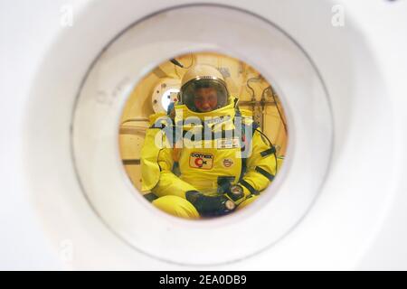 Der ehemalige französische Pilot Michel Fournier während einer Trainingseinheit am Comex CEH Hyperbar Zentrum in Marseille, Südfrankreich, am 30. März 2005. Fournier will mit dem Sprung von 40.000 Metern in der Stratosphäre einen Weltrekord auflegen, unterstützt von dem französischen Astronauten Jean-Francois Clairvoy und Andre Turcat, dem ersten Concorde-Piloten. Foto von Gerald Holubowicz/ABACA. Stockfoto