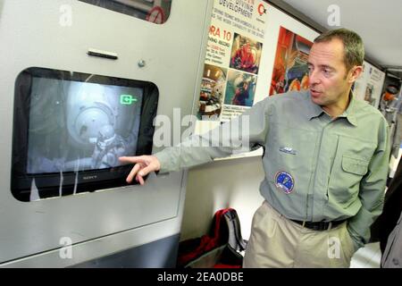 Der französische Astronaut Jean-Francois Clervoy am 30. März 2005 im Comex CEH Hyperbar-Zentrum in Marseille, Südfrankreich. Clairvoy unterstützt den Versuch des ehemaligen Piloten Michel Fournier, mit einem Sprung aus 40.000 Metern in der Stratosphäre einen Weltrekord zu stellen. Foto von Gerald Holubowicz/ABACA. Stockfoto