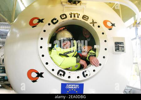 Der ehemalige französische Pilot Michel Fournier während einer Trainingseinheit am Comex CEH Hyperbar Zentrum in Marseille, Südfrankreich, am 30. März 2005. Fournier will mit dem Sprung von 40.000 Metern in der Stratosphäre einen Weltrekord auflegen, unterstützt von dem französischen Astronauten Jean-Francois Clairvoy und Andre Turcat, dem ersten Concorde-Piloten. Foto von Gerald Holubowicz/ABACA. Stockfoto