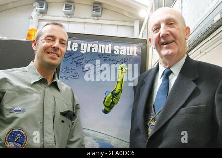 Der französische Astronaut Jean-Francois Clervoy (L) und der erste Concorde-Pilot Andre Turcat am Comex CEH Hyperbar Center in Marseille, Südfrankreich, am 30. März 2005. Clairvoy und Turcat unterstützen den Versuch des ehemaligen Piloten Michel Fournier, mit einem Sprung aus 40.000 Metern in der Stratosphäre einen Weltrekord zu stellen. Foto von Gerald Holubowicz/ABACA. Stockfoto