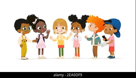 Gruppe multikultureller Kinder sprechen miteinander. Schuljunge mit Vitiligo sagen Hallo an neue Freunde. Asiatischer Junge scannen QR-Code. Schulfreunde haben Spaß Stock Vektor