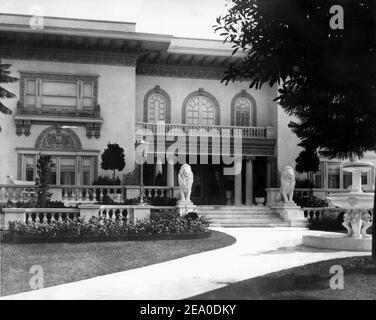 Haupteingang zum PICKFAIR, dem legendären Hollywood-Zuhause VON DOUGLAS FAIRBANKS SR und MARY PICKFORD ein 15 Acre Anwesen in Beverly Hills Los Angeles Foto ca. Ende der 30er Jahre Stockfoto