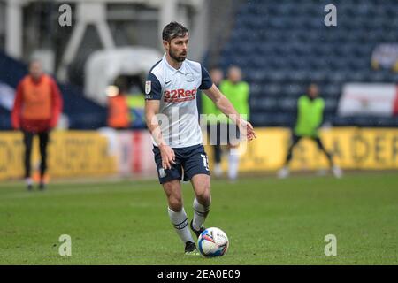 Preston, Großbritannien. Februar 2021, 06th. Joe Rafferty #15 von Preston North End mit dem Ball in Preston, UK am 2/6/2021. (Foto von Simon Whitehead/News Images/Sipa USA) Quelle: SIPA USA/Alamy Live News Stockfoto