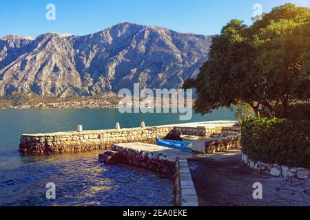 Schöne mediterrane Winterlandschaft. Montenegro. Blick auf die Bucht von Kotor und die Stadt Prcanj Stockfoto