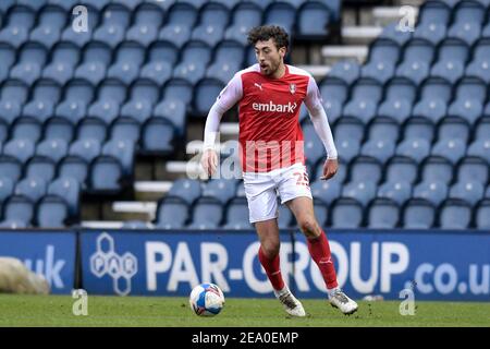 Preston, Großbritannien. Februar 2021, 06th. Matt Crooks #25 von Rotherham United mit dem Ball in Preston, UK am 2/6/2021. (Foto von Simon Whitehead/News Images/Sipa USA) Quelle: SIPA USA/Alamy Live News Stockfoto